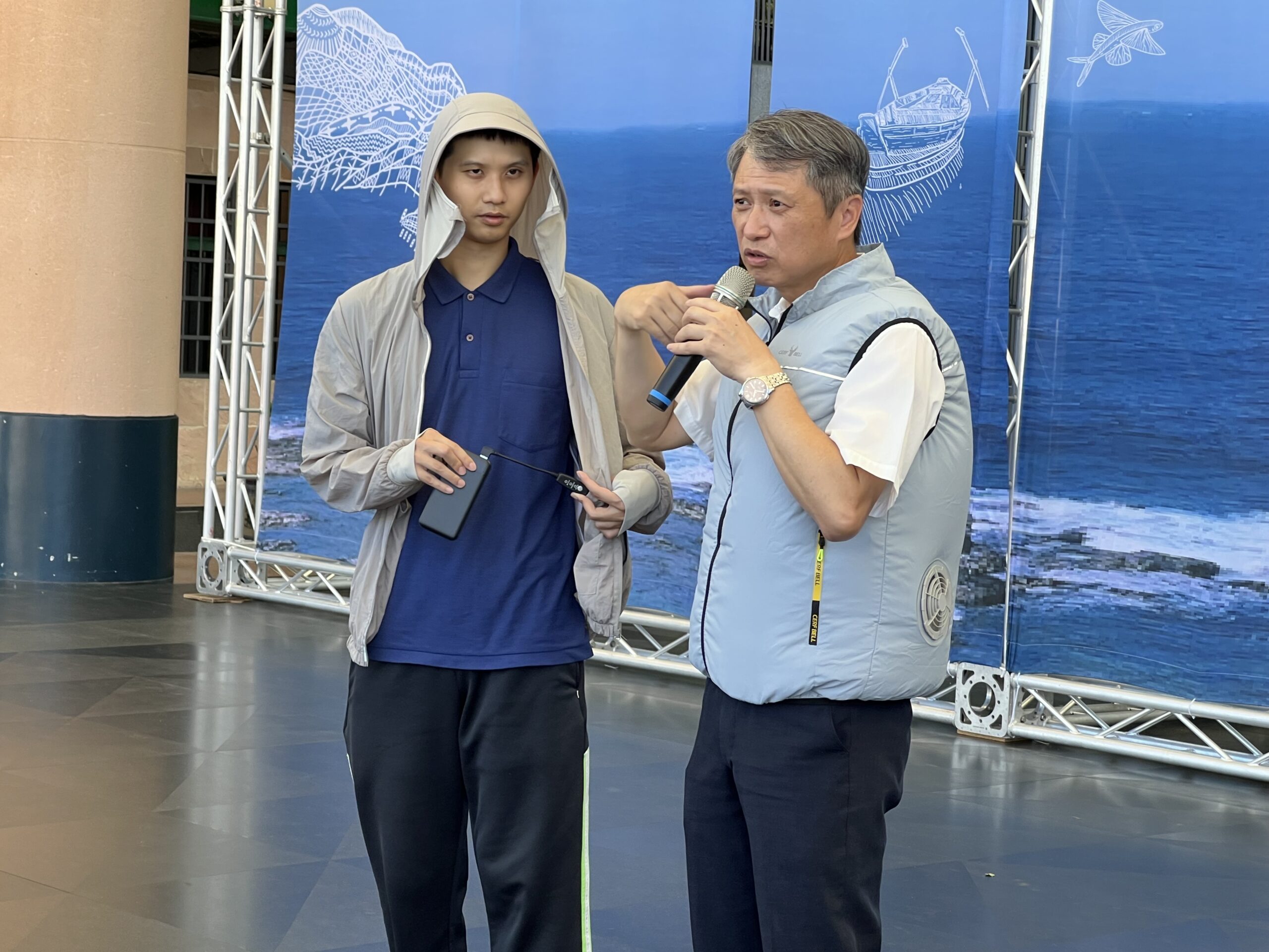 「風扇衣」補助獲好評 新北明年加倍擴大辦理 1 《圖說》勞工局長陳瑞嘉〈右〉說明「風扇衣」功效。〈記者葉柏成攝〉