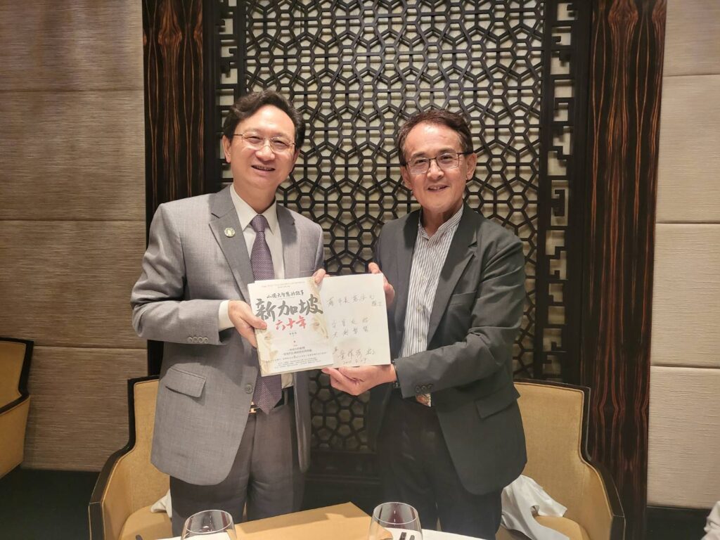 11位臺北客家青年大使出訪新加坡 進行客家文化交流開啟青年對談 13 %E9%A7%90%E6%98%9F%E4%BB%A3%E8%A1%A8%E7%AB%A5%E6%8C%AF%E6%BA%90%E8%87%B4%E8%B4%88%E6%96%B0%E6%9B%B8%E3%80%8A%E6%96%B0%E5%8A%A0%E5%9D%A1%E5%85%AD%E5%8D%81%E5%B9%B4%E3%80%8B%E4%BA%88%E5%8C%97%E5%B8%82%E5%AE%A2%E5%A7%94%E6%9C%83%E4%B8%BB%E5%A7%94%E5%90%B3%E6%96%87%E5%BE%B7%EF%BC%8C%E5%BC%B7%E5%8C%96%E8%87%BA%E6%98%9F%E5%AE%A2%E5%AE%B6%E6%96%87%E5%8C%96