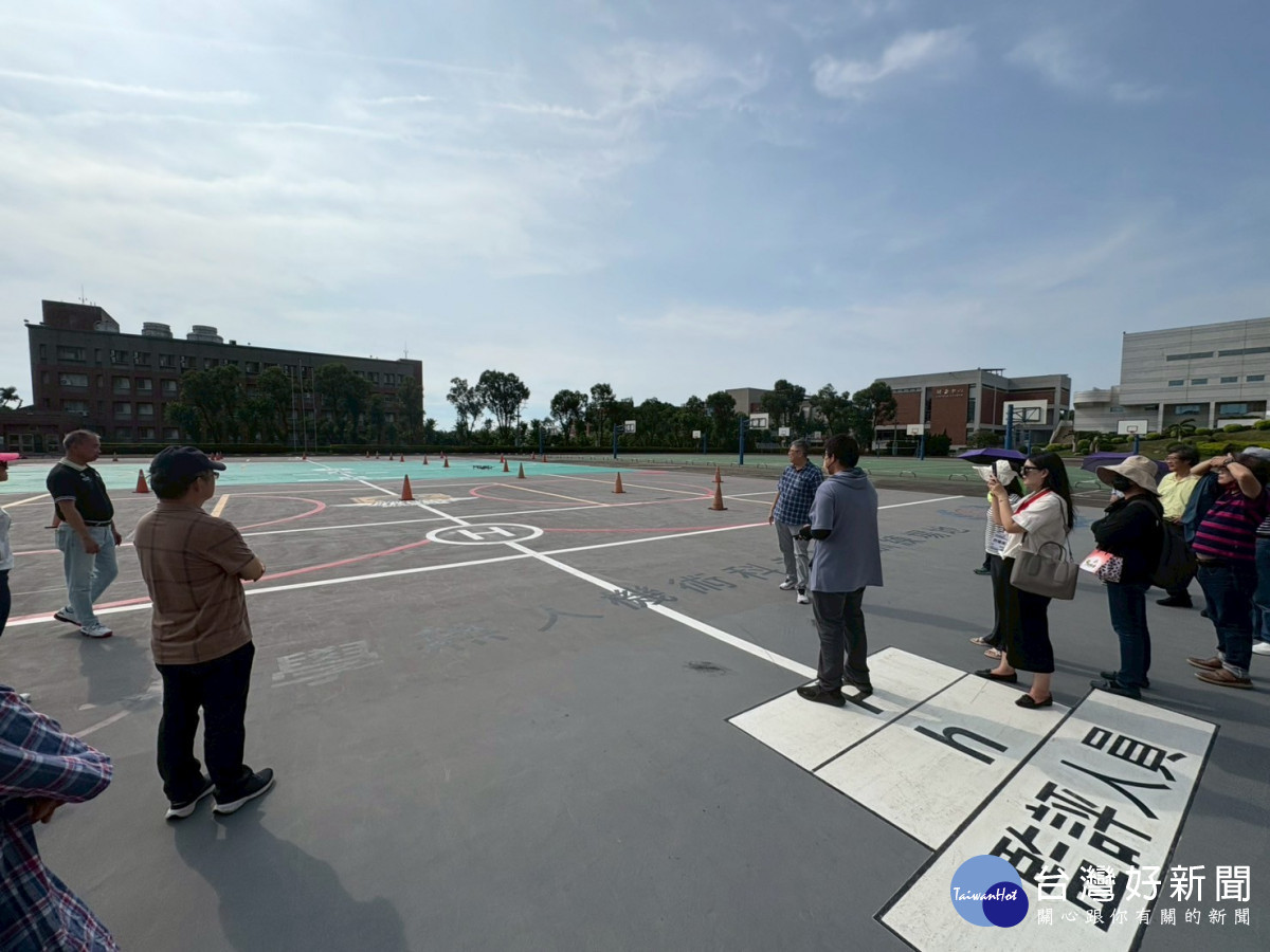 室外實作演練無人機基礎飛行訓練強化操作技能。（弘光科大提供）
