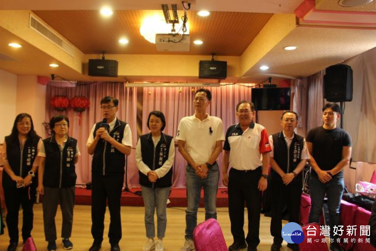 大甲三引餐廳舉辦慶祝九一記者節，台中市政府教育局局長蔣偉民、勞工局局長林淑媛代表盧市長及區長等蒞臨為記者們摸彩並頒發摸彩品。（記者陳榮昌攝）