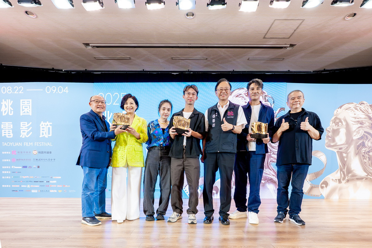 桃園市長張善政出席「2025桃園電影節閉幕式暨頒獎典禮」與獲獎者合影。