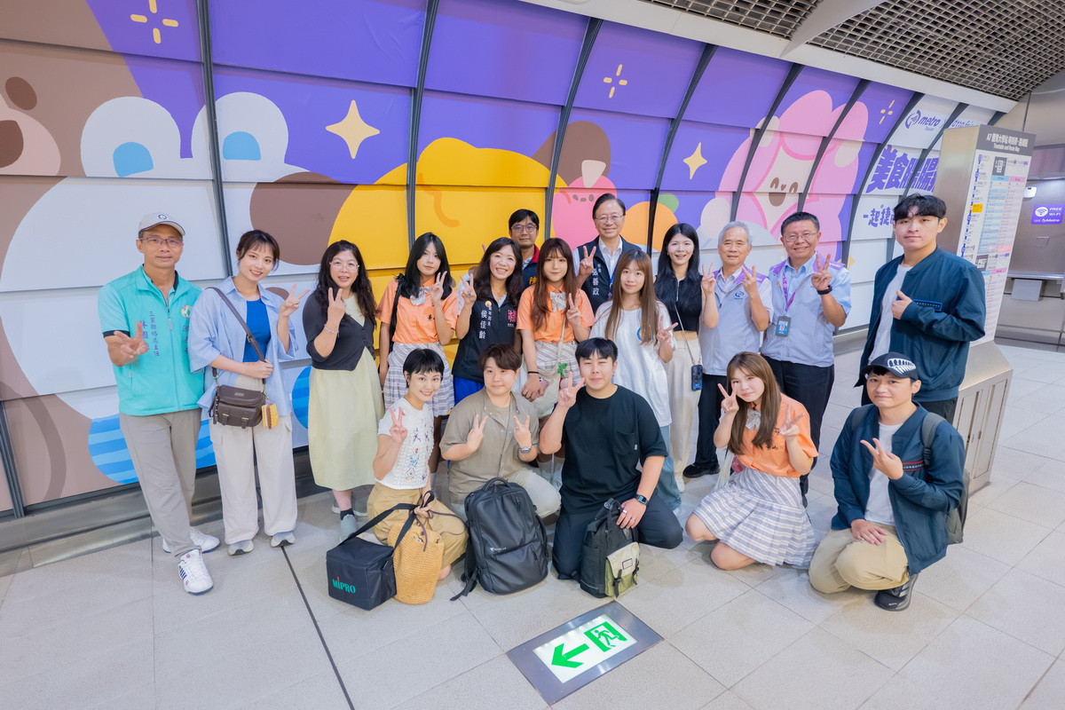 桃園市長張善政出席「『美食腸腸號』彩繪列車啟航儀式暨青年對談活動」,與青年朋友們合影。<br /><br />