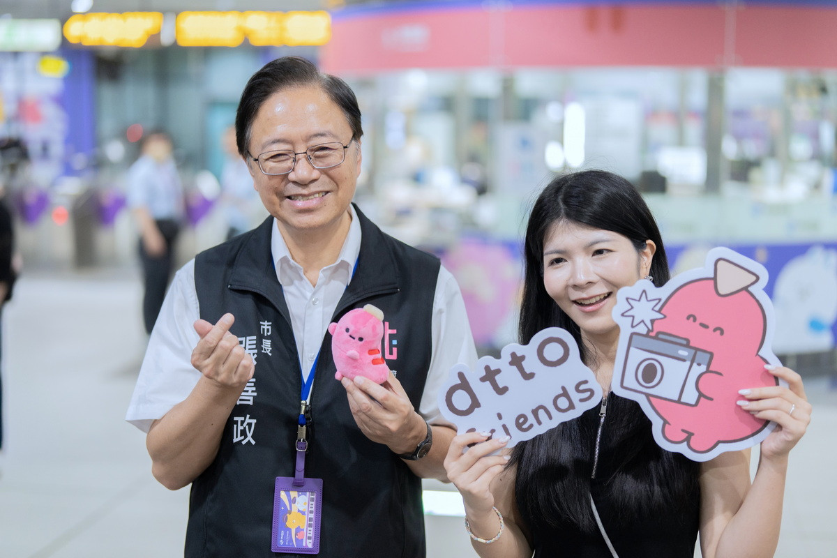 桃園市長張善政與狄卡科技股份有限公司IP事業體總監施又寧合影。<br /><br />