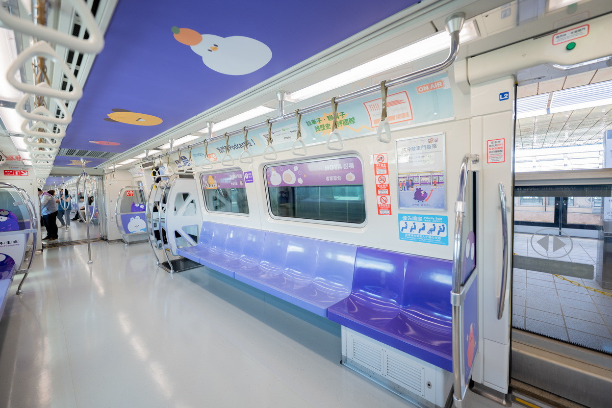 桃園捷運公司攜手 Dcard 打造「美食腸腸號」彩繪列車。<br /><br />