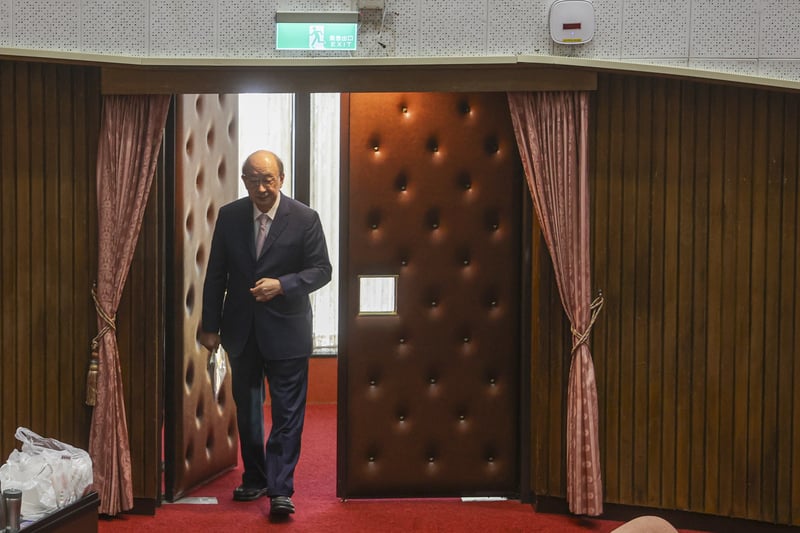 民進黨團總召柯建銘(圖)29日步入立院議場準備主持黨團會議。中央社