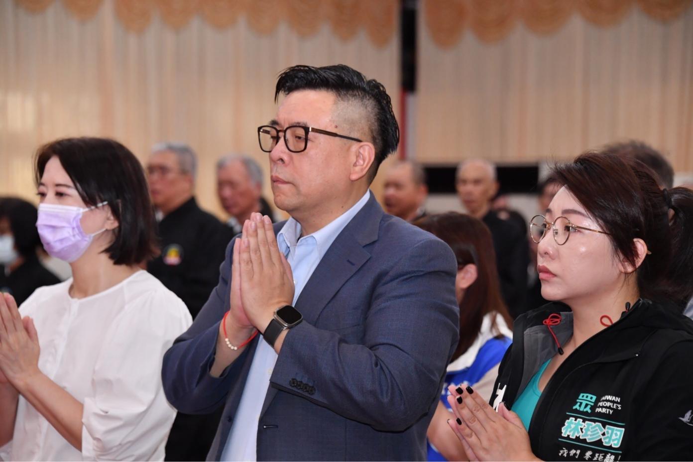 台北市議會副議長葉林傳(中)遭到起訴。翻攝葉林傳臉書