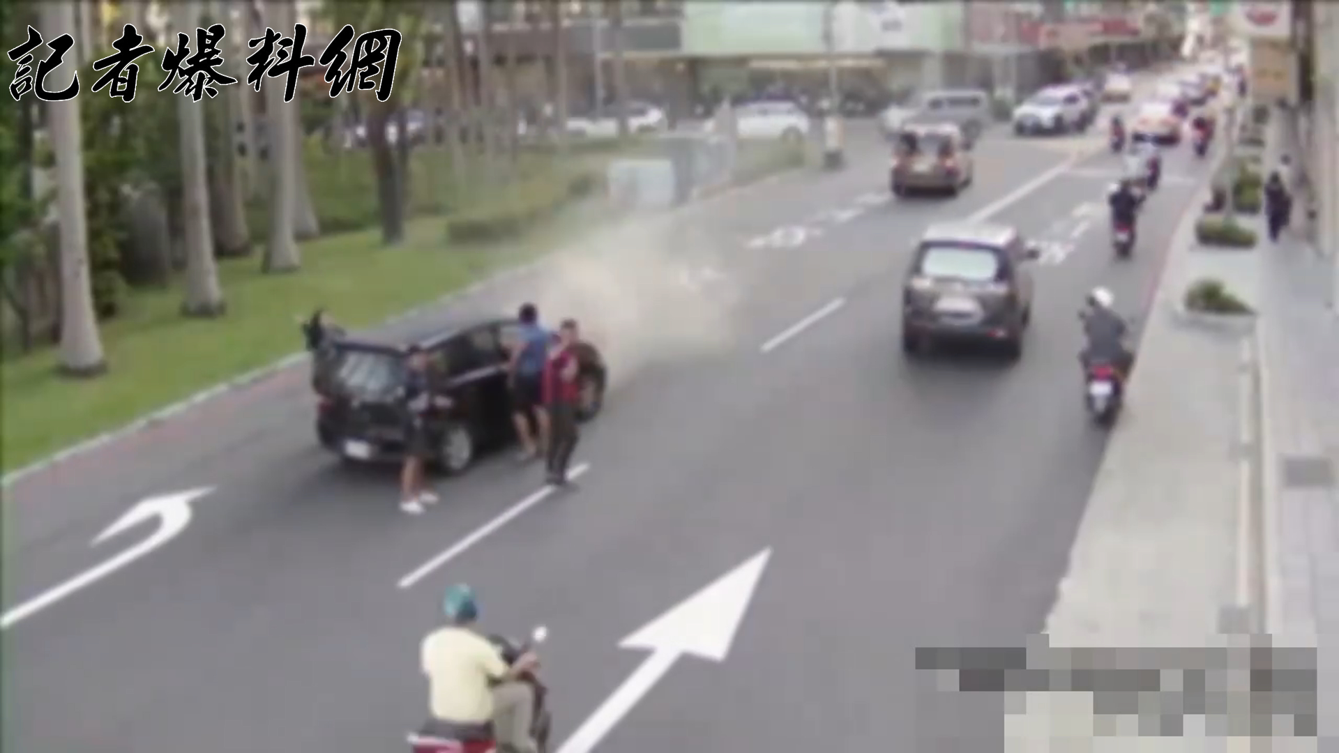 曾女駕駛休旅車行經板橋華江橋下橋處時,車頭突然冒出陣陣濃煙。
