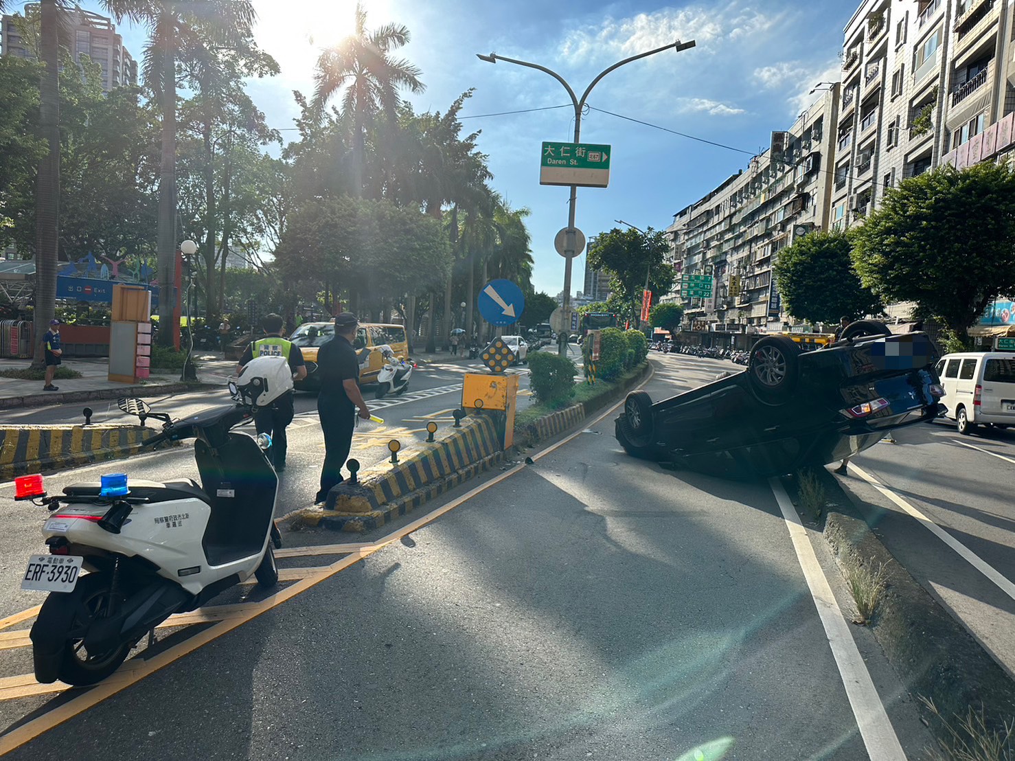 37歲陳姓男子開車行經中正北路陸橋下橋處時,疑因一時恍神,不慎擦撞內側分隔島後翻車。