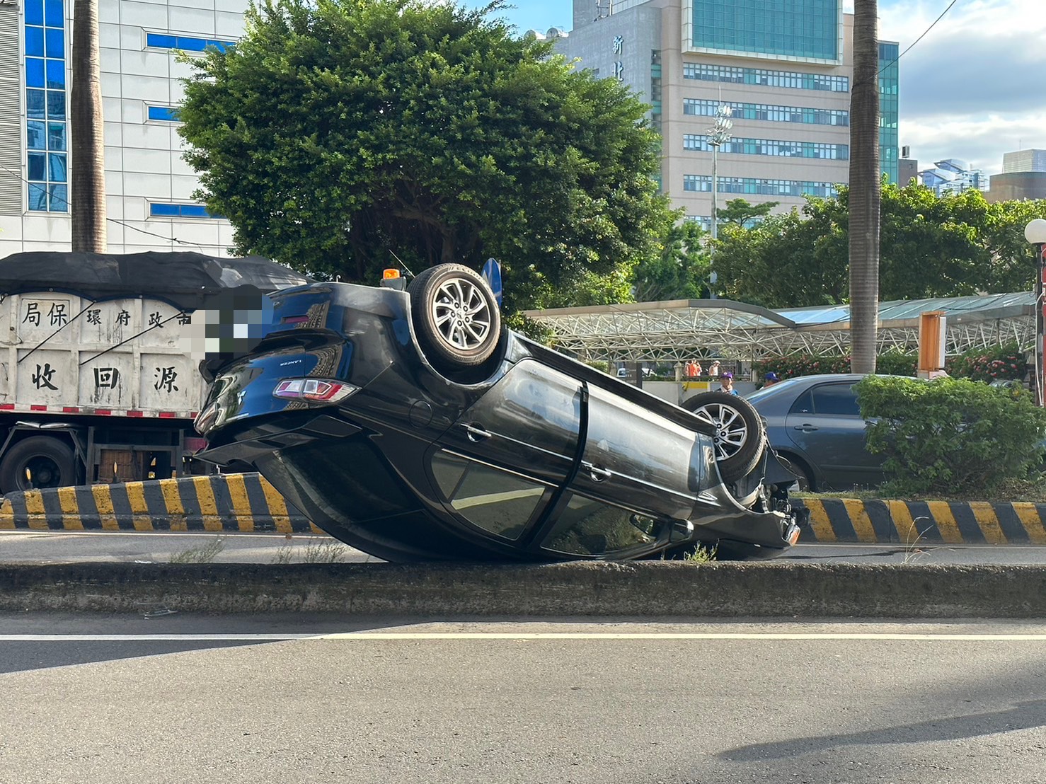 37歲陳姓男子開車行經中正北路陸橋下橋處時,疑因一時恍神,不慎擦撞內側分隔島後翻車。