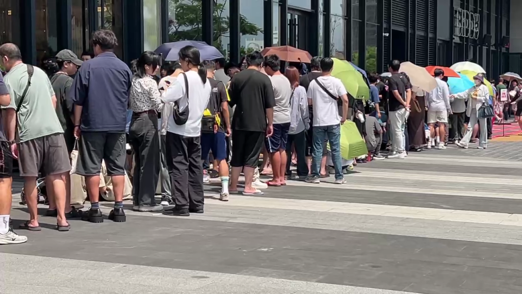 新光三越小北門店開幕!首日湧進5萬人 民眾排近20小時搶泡泡瑪特