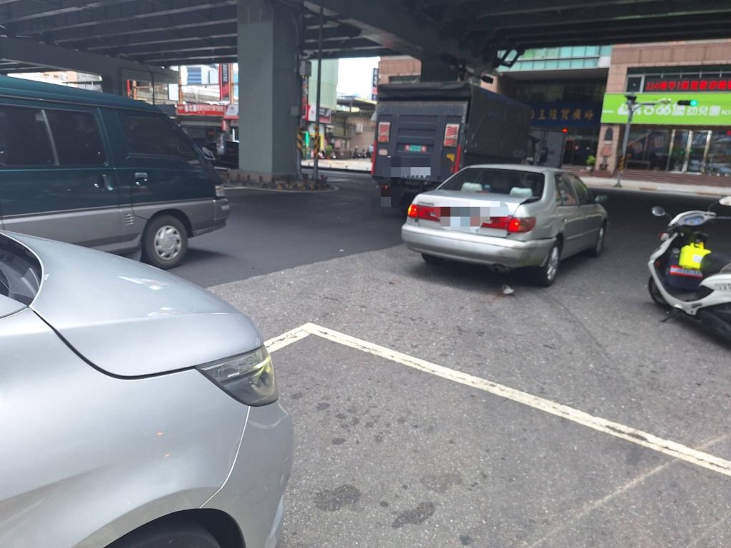 禮讓救護車路口急煞 中和女駕駛遭後方賓士追尾