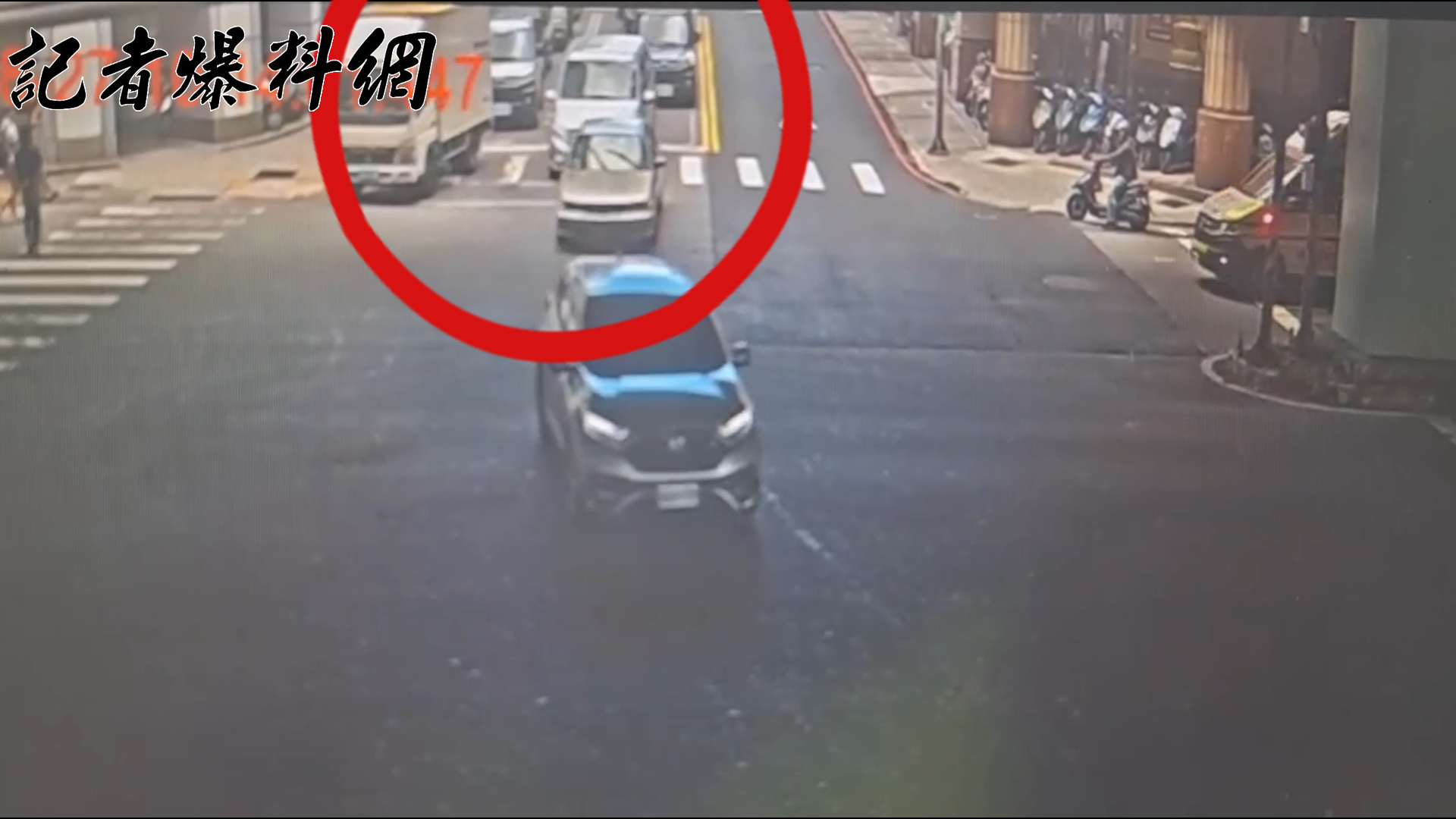 方姓女駕駛行經路口時,因禮讓執行緊急任務的救護車而緊急煞車,遭到後方1輛未保持安全車距的賓士廂型車追撞。