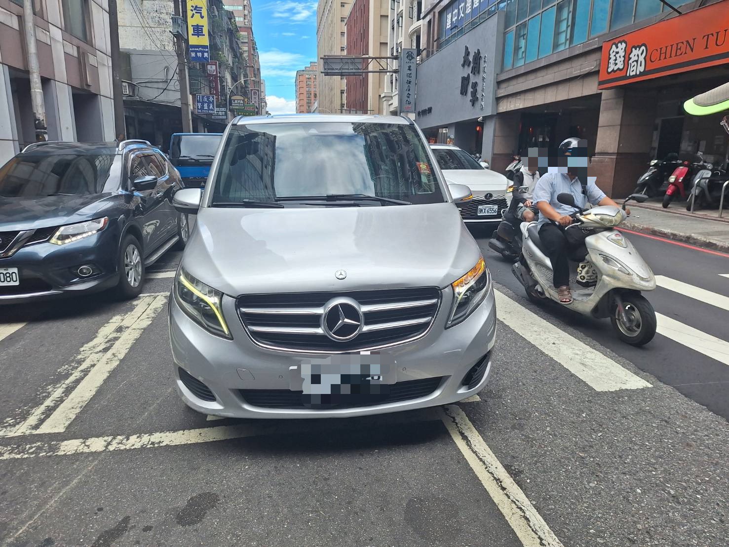 林男賓士車頭保險桿損壞,甚至連賓士車標都脫落歪斜。