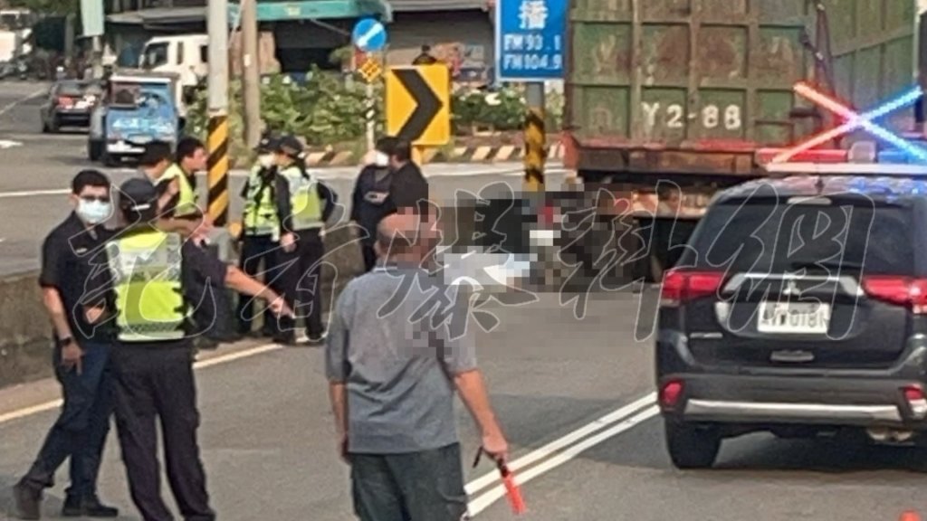 快訊/屏東死亡車禍!騎士「不明原因」自撞大車 當場斷魂