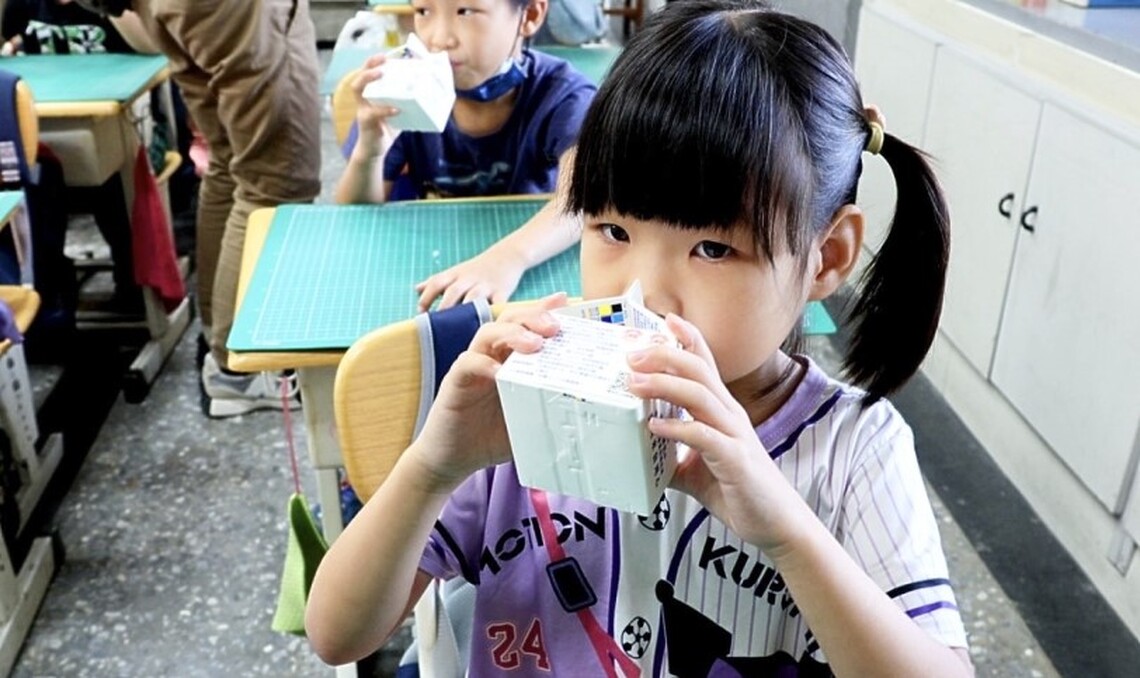 高雄市府加碼鈣有力、補助國小15萬學童週週喝乳品