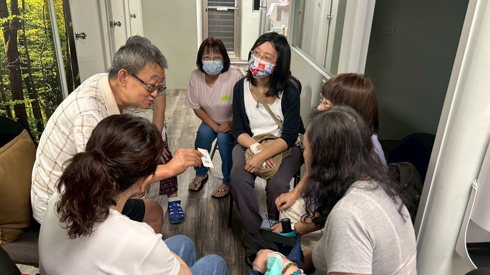 藉由專業講師的引導，志工們能在輕鬆交流的氛圍中學習如何自我調適、面對壓力與生命課題，並透過團體分享獲得陪伴與力量。這些設計不僅能讓志工獲得心理上的支持，更能強化其助人信心與專業素養。