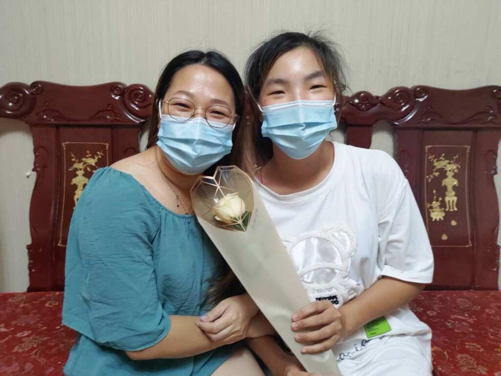 ▲在七夕情人節,孩子親手獻上一朵玫瑰花,送給辛苦撫養自己的單親母親。這一份簡單卻真摯的禮物,象徵著孩子眼中「唯一的愛」,也見證母子(母女)之間無可取代的深厚情感。(人安基金會彰化平安站提供)