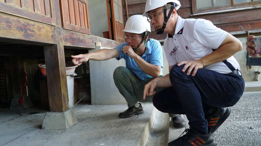 ▲鹿港鎮長許志宏表示,工程開工將屋頂板實際卸除後,經專業大木作匠師調查檢視,發現其主要屋架、桁木等重要構件有多處遭白蟻嚴重蛀蝕,結構出現相當嚴重的受損情況。(記者林明佑翻攝)