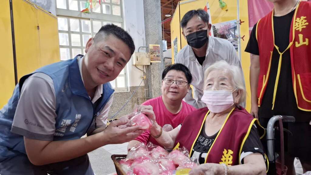 ▲100歲黃阿嬤發送壽桃。(記者林明佑翻攝)