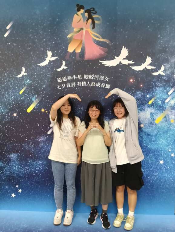▲花蓮市戶政事務所特別營造「星河浪漫背景板」,邀請結婚新人、鶼鰈鴛侶及知交良朋合影留念,將最真摯的情感化為永恆影像,珍藏於歲月長河。