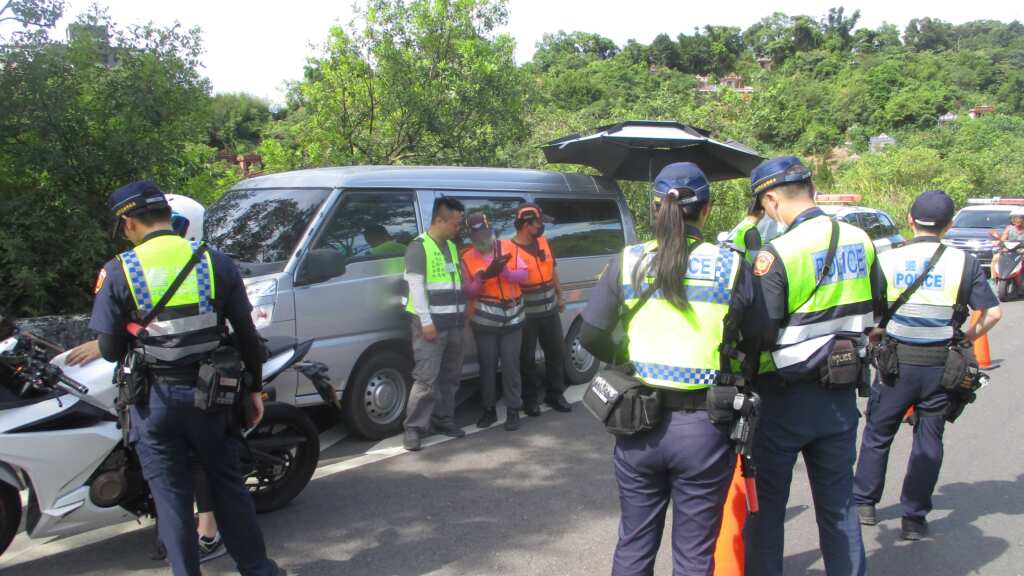 ▲環警監共同合作打擊噪音車,確保道路安全與市民生活品質。