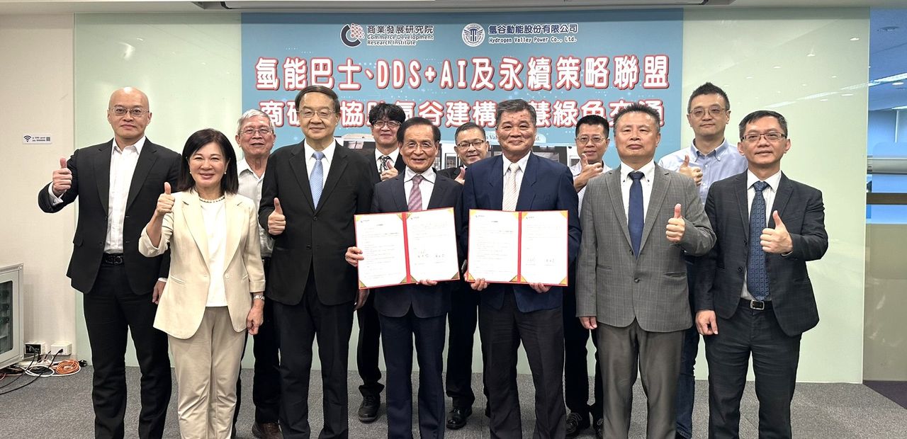 簽署儀式由商研院董事長許添財(中左)與氫谷動能董事、國內氫能巴士領航者鄭英豪(中右)共同主持,並由商研院(CDRI)院長王建彬(左三)、副院長暨永續長張皇珍(左四)等主管到場參與