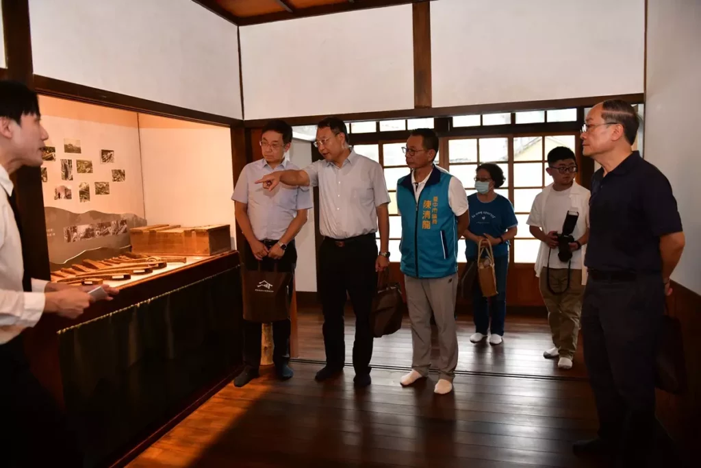 「營林所臺中出張所宿泊所」修復完成啟用,貴賓參觀《源起.宿泊》展覽。(圖/林業保育署臺中分署提供)