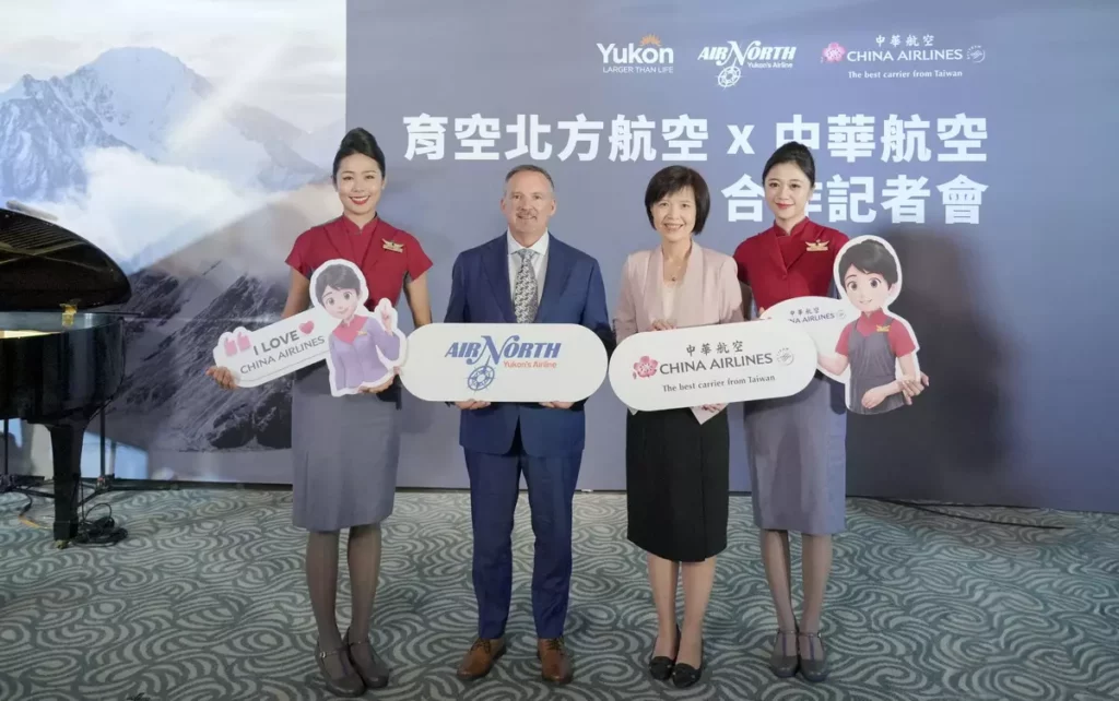 華航旅客搭乘華航台北溫哥華航班，可銜接北方航空內陸段班機前往育空白馬市。育空北方航空旅遊產品業務銷售總Denis Parry（左）和中華航空客運處協理陳雅妮（右）(育空觀光局提供)