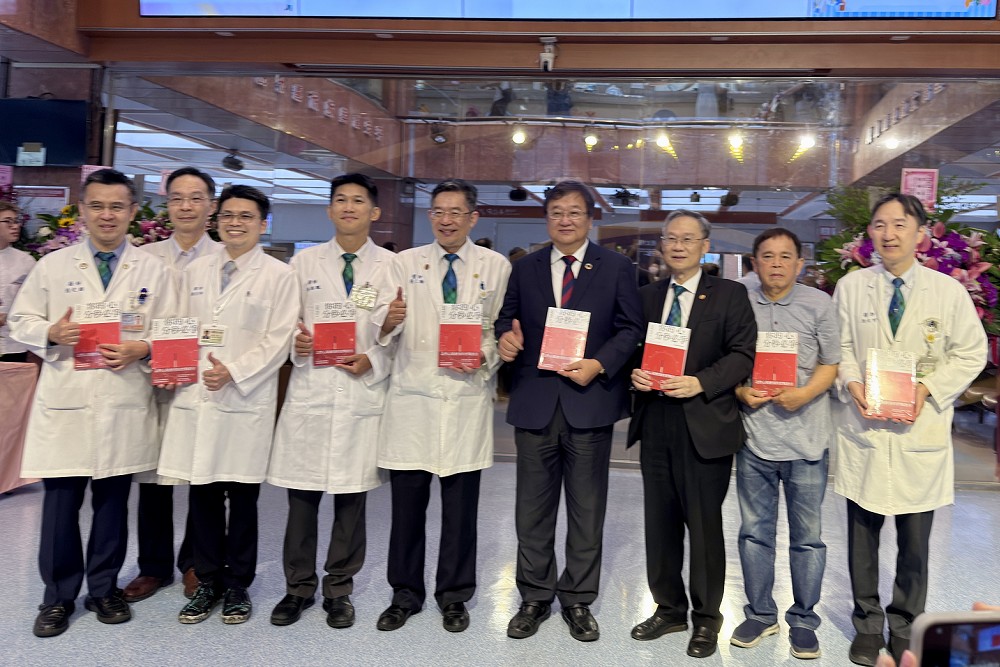 卸任前特出席醫療新書發表會 邱泰源:知識是守護生命重要力量 228 卸任前特出席醫療新書發表會 邱泰源:知識是守護生命重要力量 227