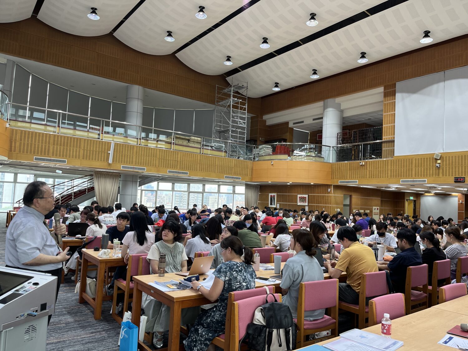 「台灣學聯」於南山高中舉辦「AI 在現代教學中的賦能」活動,吸引大批教師參加,課程邀請 AI領域專家張志勇教授(左)主講。(圖/台灣學聯)