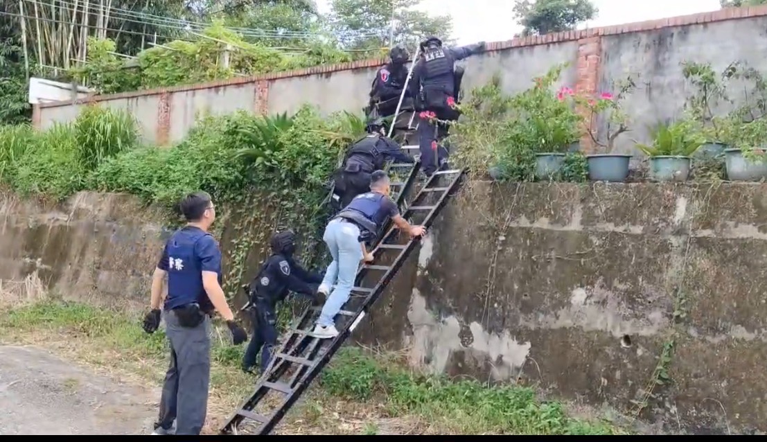 新北刑大偵五隊會同霹靂小組於8月13日至苗栗山區實施攻堅。（記者徐煜勝翻攝）