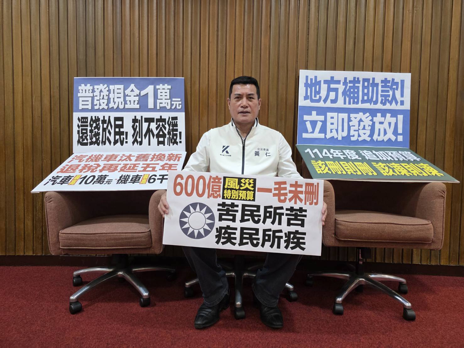 2.針對屏東東港「逢雨必淹」的長年問題，黃仁當場建議應於東港大排增設抽水機，並要求中央政府正面回應。(圖／黃仁國會辦公室)