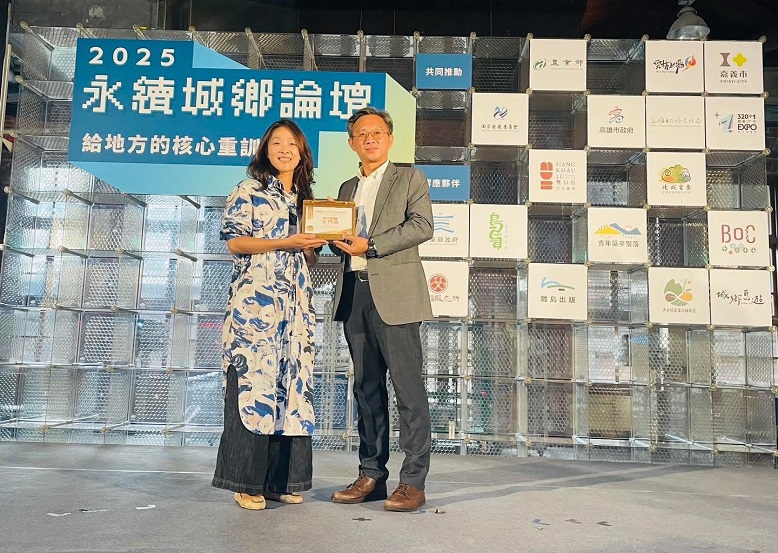 ▲金門縣政府觀光處長許績鑫代表赴台領獎(右)由微笑台灣總監李佩書頒發獎狀(左)。