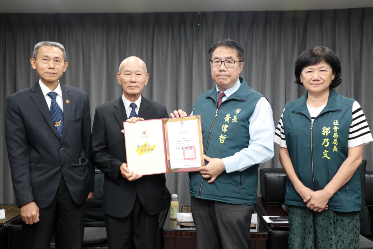 ▲黃偉哲市長頒發感謝狀予玉山寶光聖堂代表。（台南市政府提供）