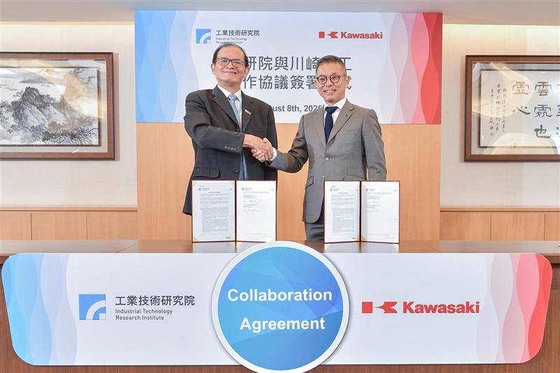 工研院攜手日本製造巨擘川崎重工業,雙方將在社會型機器人、無人機及綠色永續技術等領域深度合作。圖左起為工研院執行副總暨副院長胡竹生與川崎重工副社長中谷浩。