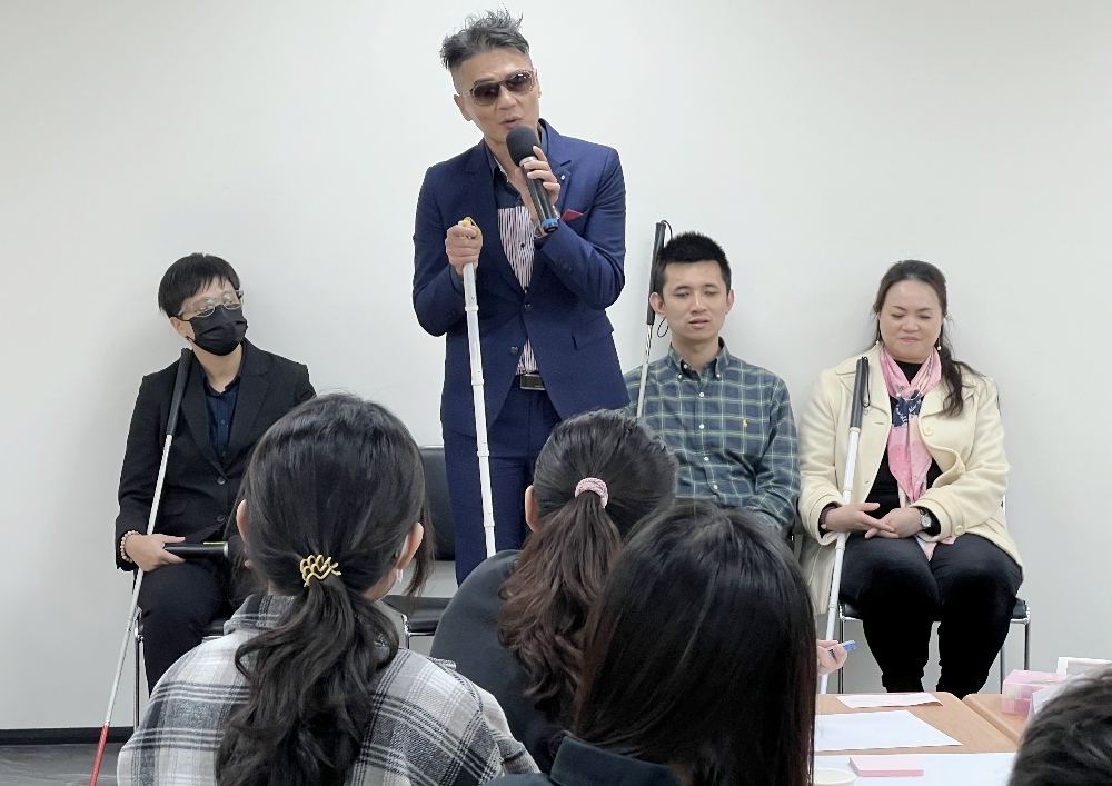 認識臺北市社會企業「黑暗對話」 1 ▲黑暗工作坊體驗-培訓師引導說明。(圖/黑暗對話提供)