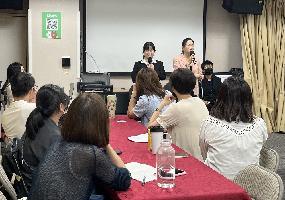認識臺北市社會企業「黑暗對話」 2 ▲黑暗工作坊體驗之後-參與者分享感受、討論心得。(圖/黑暗對話提供)