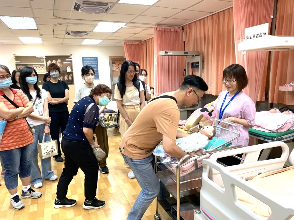 共探技職未來 新北教育局媒合國中教師適性宣導 5 《圖說》育林國中師長在亞東科大護理系體驗新生兒照護。〈亞東科大提供〉