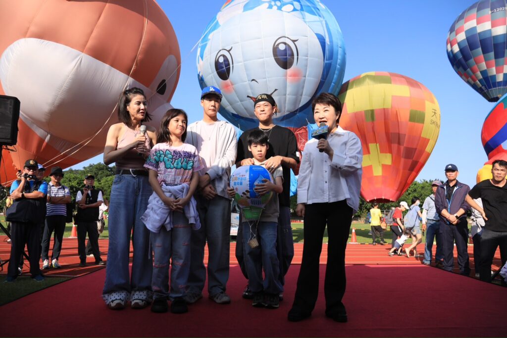 台中石岡熱氣球嘉年華開幕 盧秀燕邀全國民眾體驗山城魅力 1 %E7%9B%A7%E5%B8%82%E9%95%B7%E8%88%87%E9%98%BFben %E5%BE%90%E5%B0%8F%E5%8F%AF%E4%B8%80%E5%AE%B6%E5%85%B1%E5%90%8C%E9%96%8B%E5%B9%952