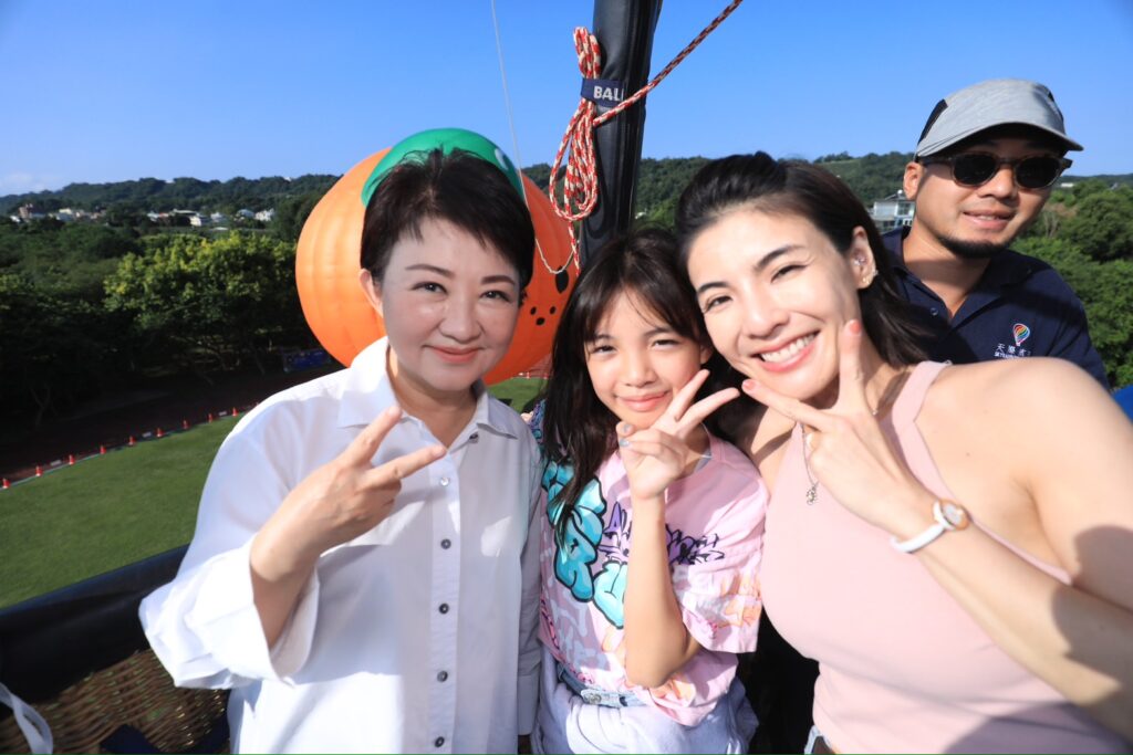 台中石岡熱氣球嘉年華開幕 盧秀燕邀全國民眾體驗山城魅力 2 %E7%9B%A7%E5%B8%82%E9%95%B7%E8%88%87%E5%BE%90%E5%B0%8F%E5%8F%AF%E4%B8%80%E5%AE%B6%E5%85%B1%E5%90%8C%E6%90%AD%E4%B9%98%E7%86%B1%E6%B0%A3%E7%90%832