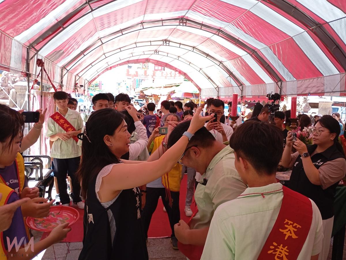（有影片）／ 全台唯一佛教禮儀古笨港成年禮 北港320學子脫絭迎人生新頁 - https://www.watchmedia01.com