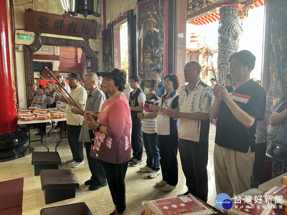 縣府結合慈善宮辦中元普度法會，信眾全程合掌參與減香做環保。（記者扶小萍攝）