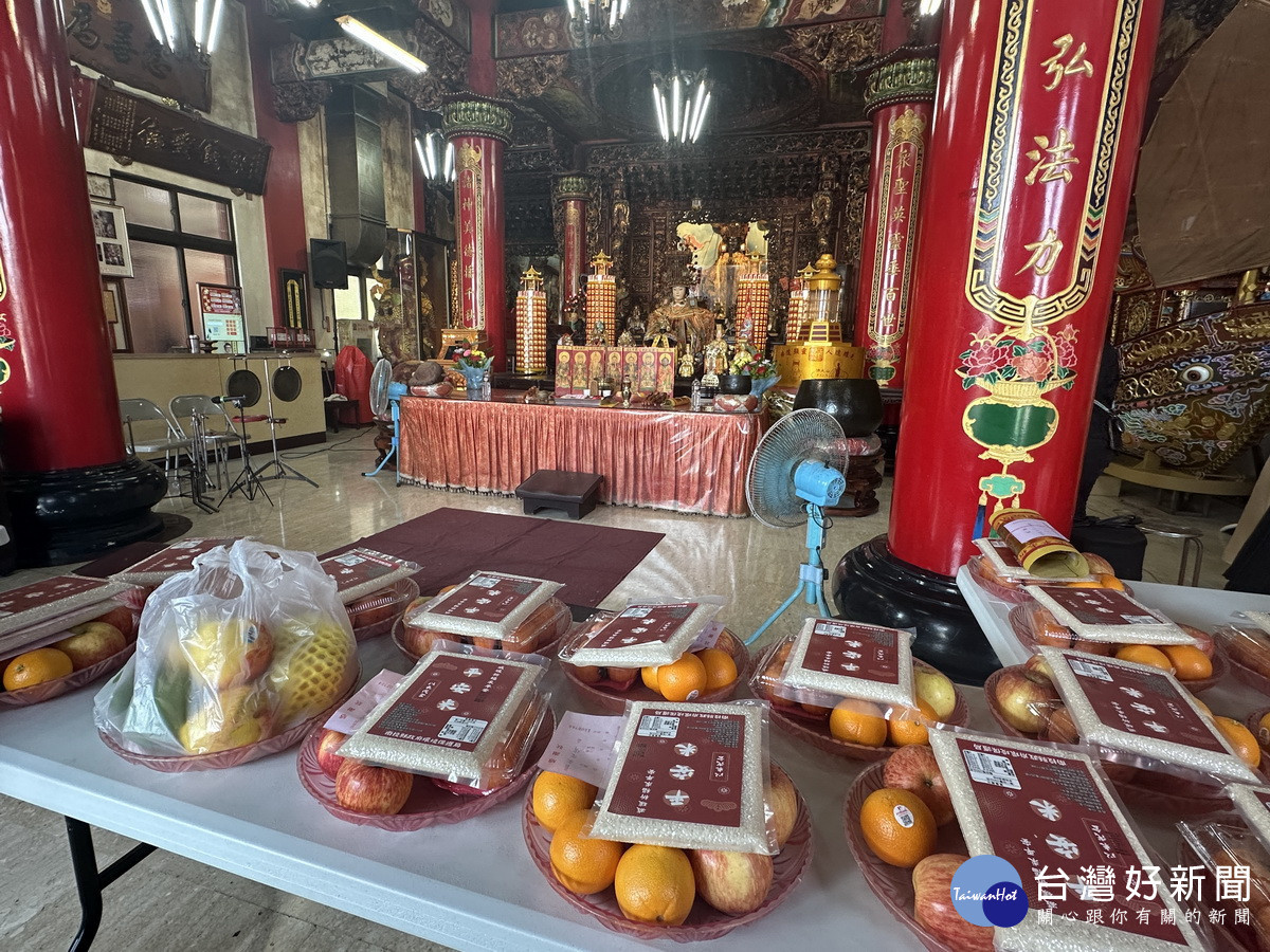 縣府宣導以米代金及水果做祭品獲民眾支持。(記者扶小萍攝)