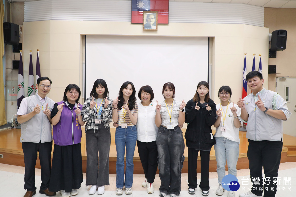 嘉義市政府舉行2025年「大專青年學生公部門暑期工讀計畫」結業式，市長黃敏惠出席給予工讀生勉勵／嘉義市府提供