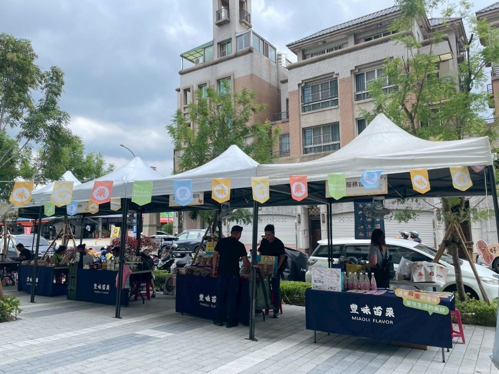 「尋找豐味‧農村音樂市集」共9個農村夥伴參與，結合在地特色農產、爵士音樂表演及手作DIY體驗，打造農村與城市交流的新風貌。(圖/苗栗縣政府)
