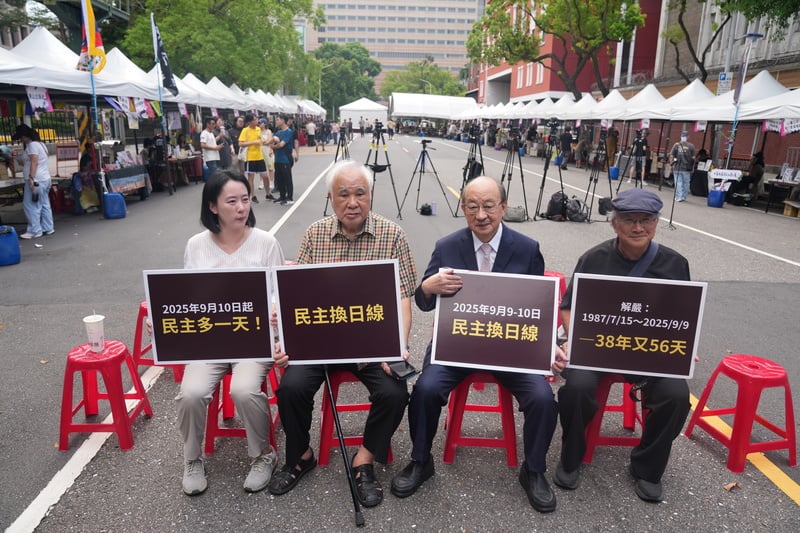 總統府資政姚嘉文（左2）與民進黨立院黨團總召柯建銘（右2）等人，30日出席「2025文化中元祭典：安魂送煞．永續台灣」活動。中央社