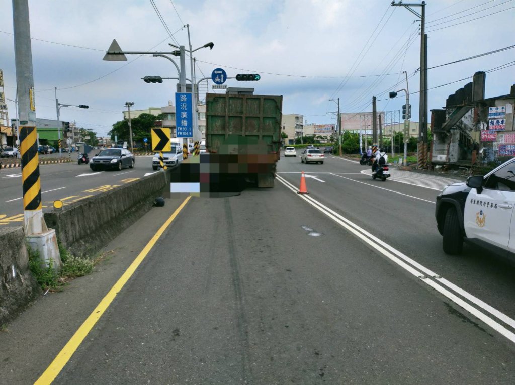 離奇!-詭撞前方停紅燈曳引車-男騎士當場送命