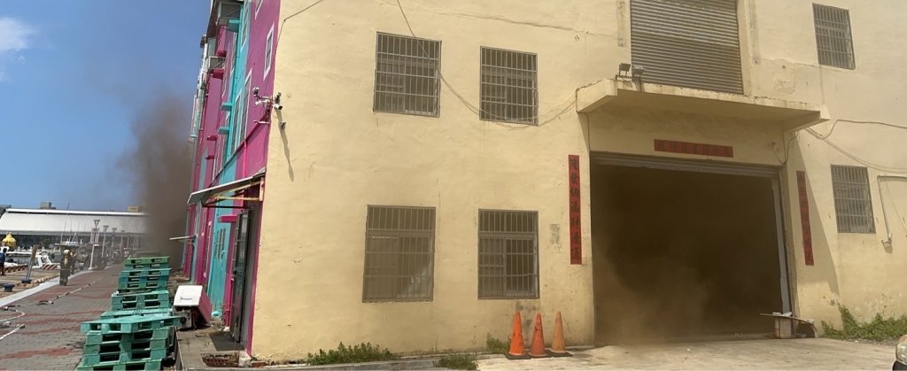 快訊／高雄新濱碼頭火警！製冰廠竄濃煙-33消搶救
