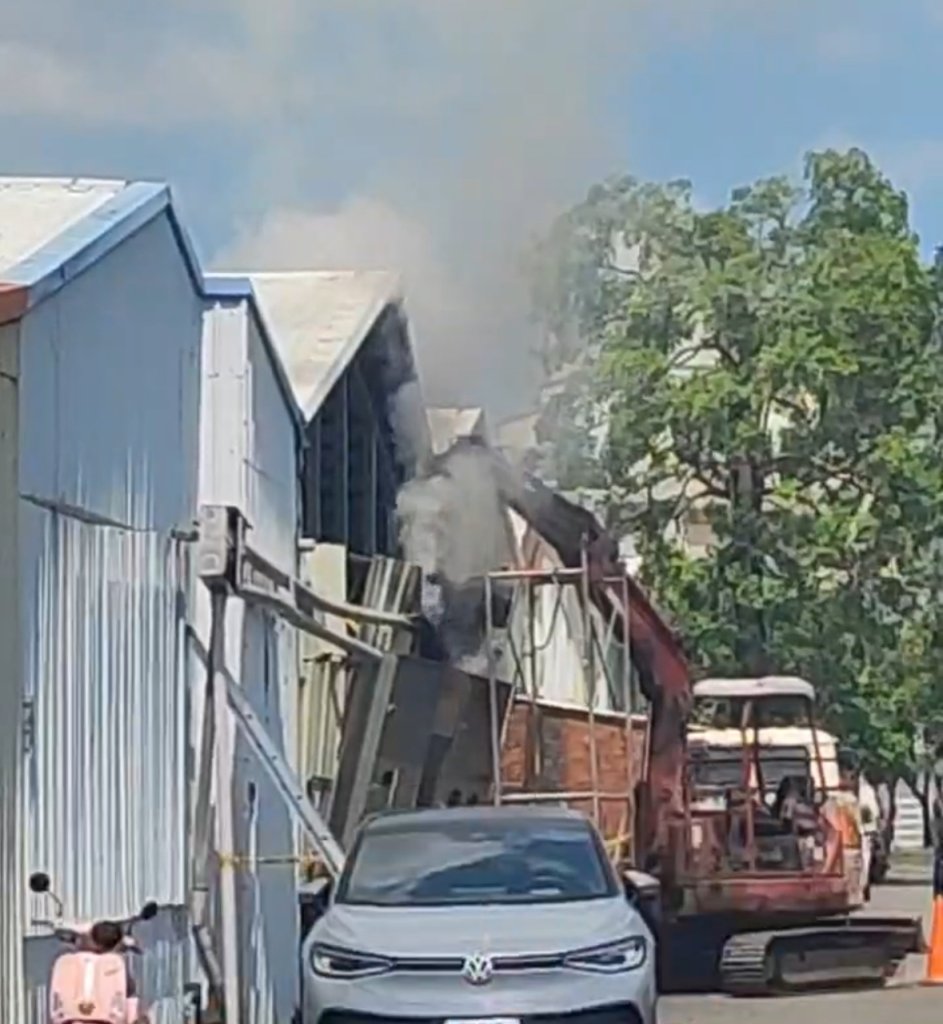 嘉市博愛路工廠驚傳火警　怪手施工惹禍？電箱瞬間起火