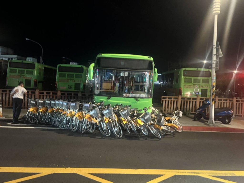 桃園驚險一幕！客運失控衝出圍欄　連環撞倒30輛u-bike